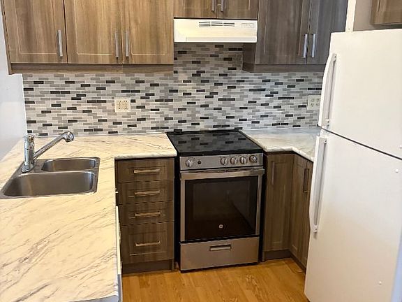 5th image of 302 Woodbine Ave #1