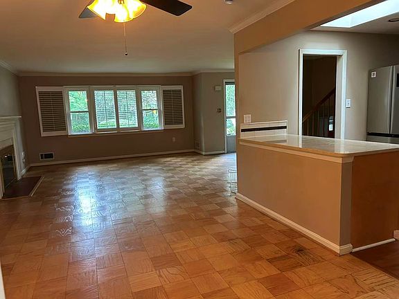 2nd image of 1415 Mayflower Dr