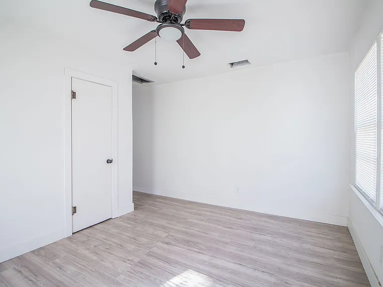 302 Avenue U — Photo 3