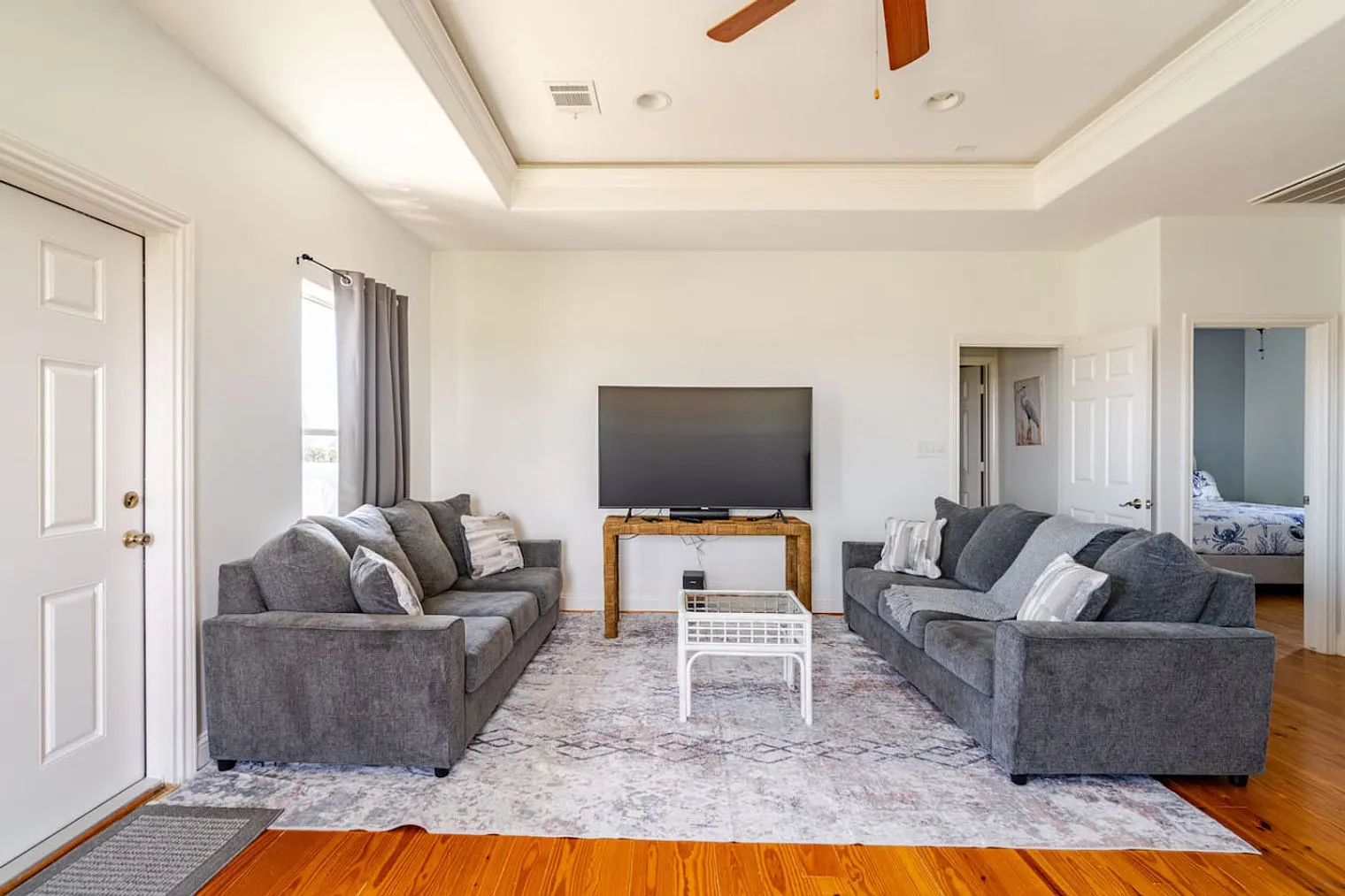 6 bed, 3.0 bath, 2400 sqft, $5,454 — Photo 4