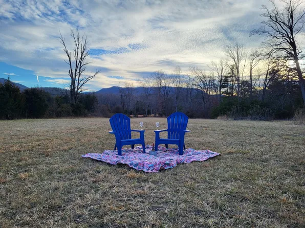 1 E Berties Bottom Ln, New Castle, VA 24127