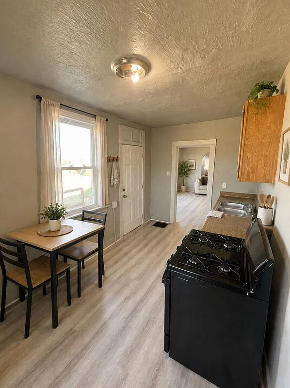 3 bed, 1.0 bath, $1,095 — Photo 4