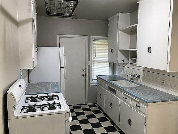 4th image of 2215 N Wishon Ave