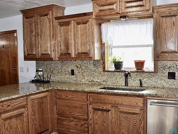 5th image of 221 York Dr