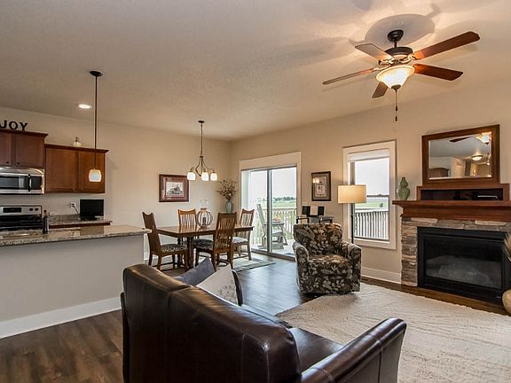 4th image of 451 NW Autumn Crest Dr