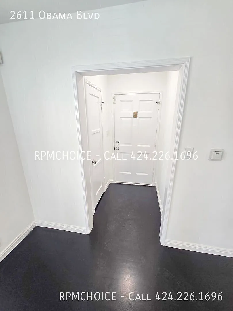 Large 3 bd main house +bonus rear house single family home — Photo 4