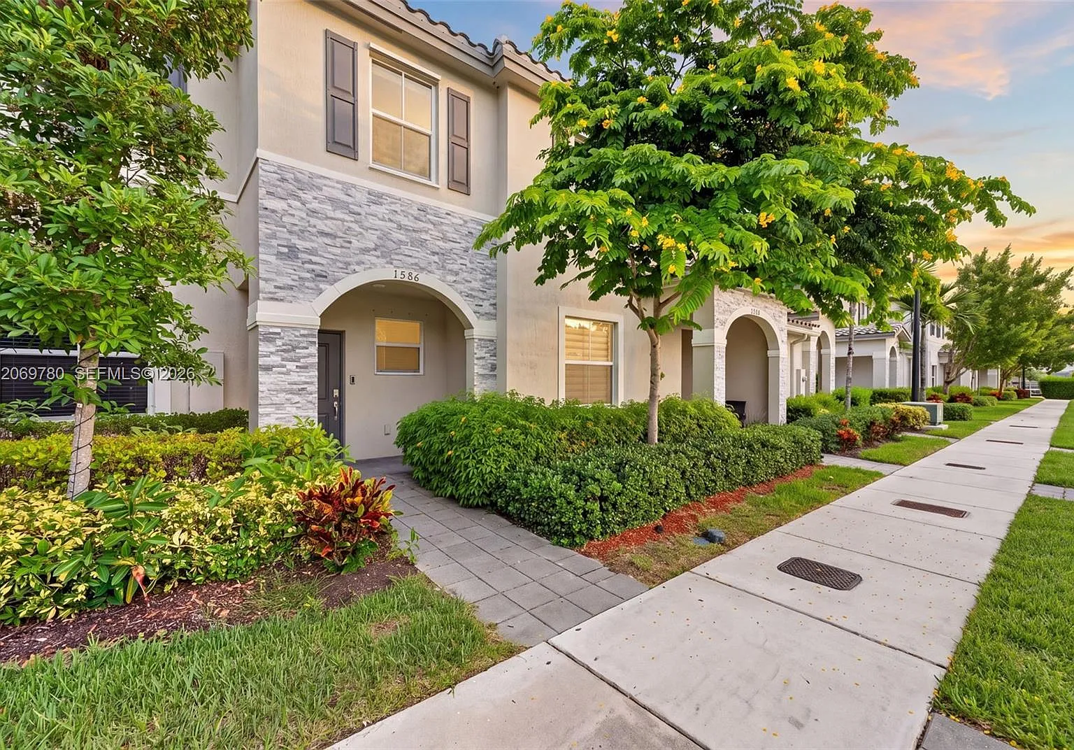 3 bed, 2.5 bath, 1483 sqft, $2,500 — Photo 2