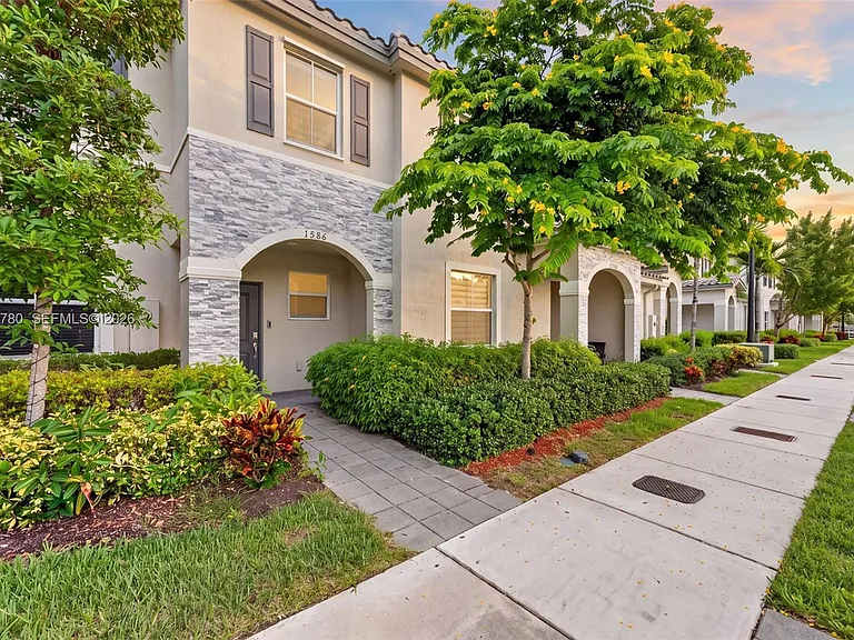 1586 SE 27th Ter #1586 — Photo 2