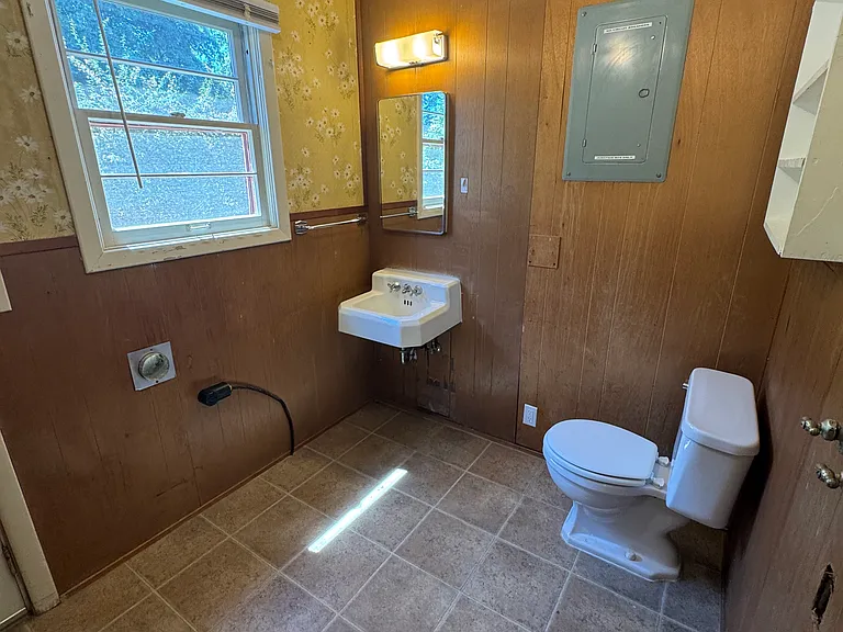218 Phelps St — Photo 9