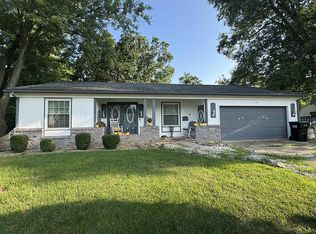 1218 Woodlawn Dr, Charleston, IL 61920