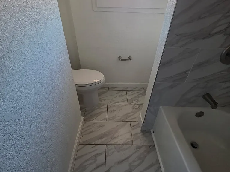 527 Maine St — Photo 12