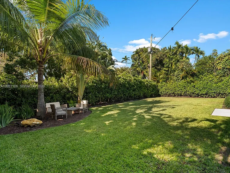 1945 Alamanda Dr — Photo 9