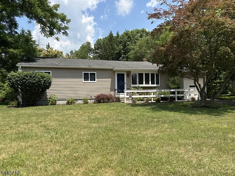 60 Meadowbrook Dr