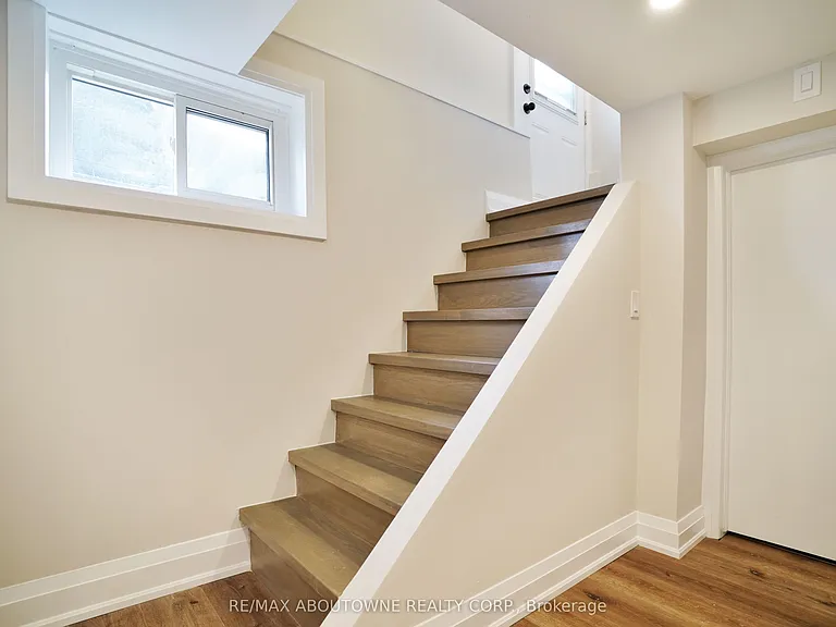 96 Mohawk Rd E — Photo 34