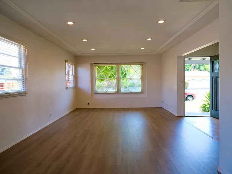 929 N Summer St — Photo 5