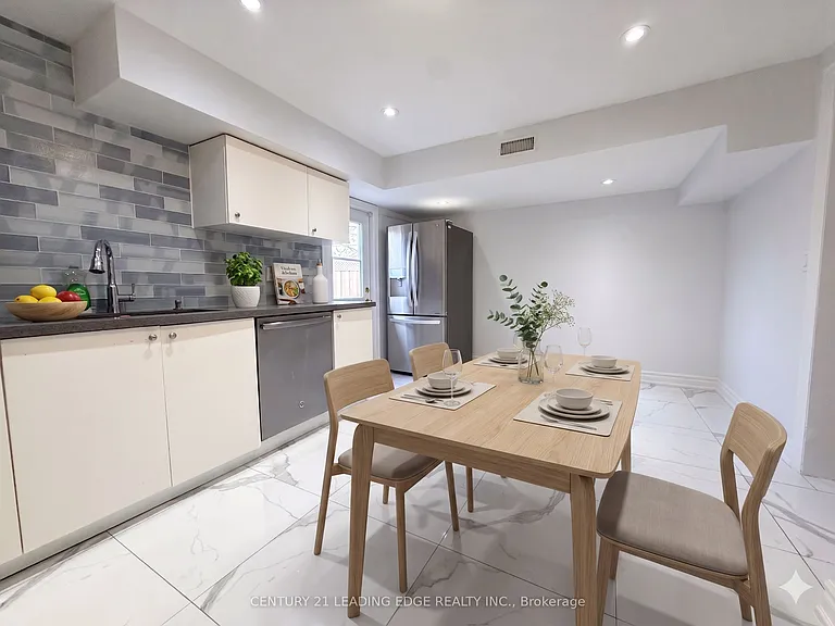 21 Colinayre Cres — Photo 10