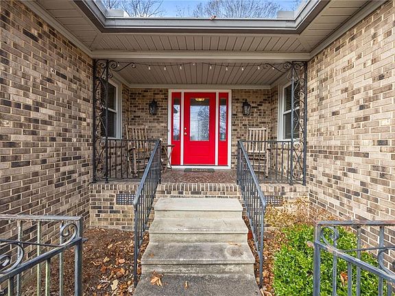 2nd image of 1625 Robinhood Dr