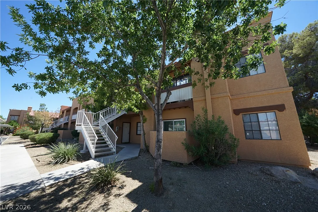2 bed, 2.0 bath, 920 sqft, $1,350 — Photo 2
