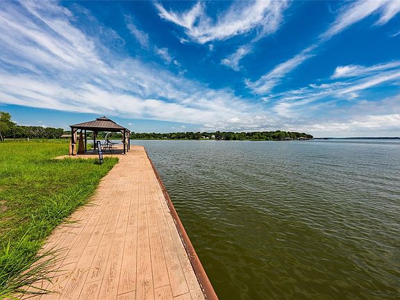 2nd image of 726 Lakeshore Dr