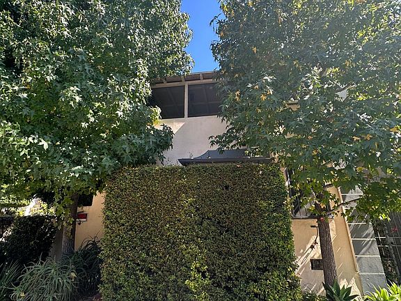 3rd image of 2580 N Beachwood Dr