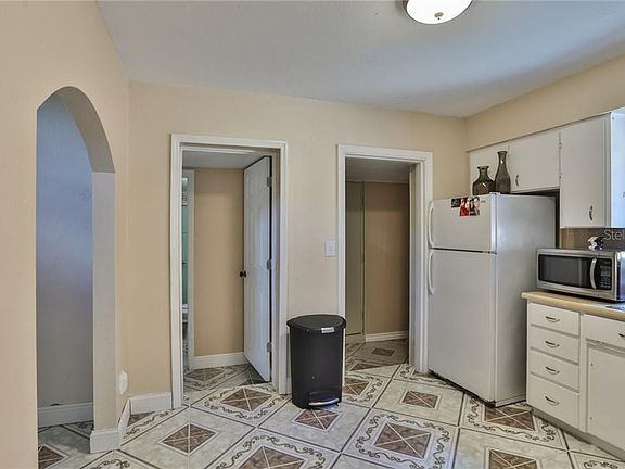 3rd image of 1306 E Elm St