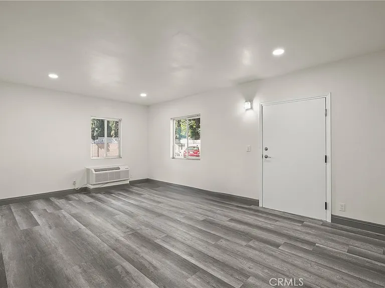 14335 Hamlin St — Photo 27