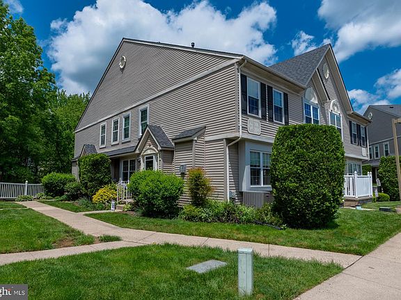 3rd image of 704 Cherry Wood Ct