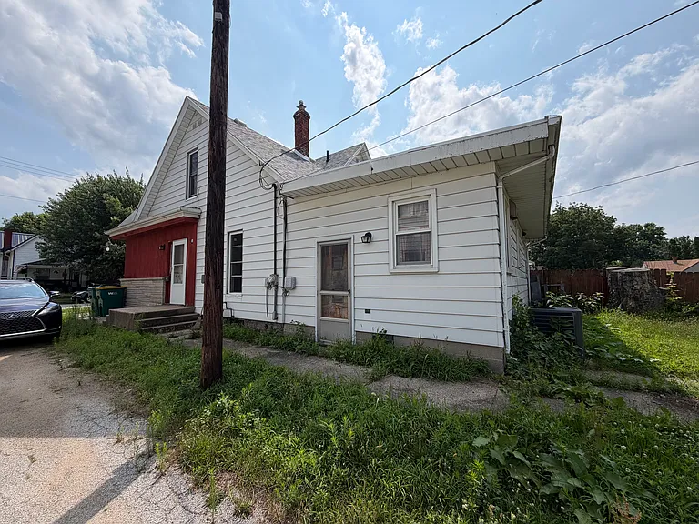 610 E Lawrence St — Photo 2