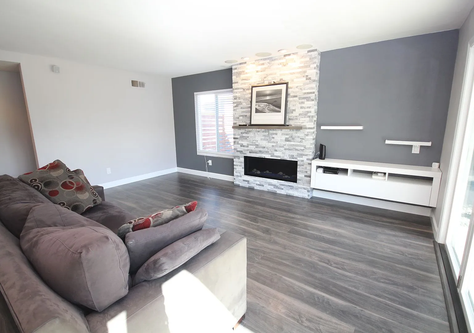 Del Mar Heights Home 4 Bedroom + bonus room, 2.5 Baths 3 Car Garage — Photo 4