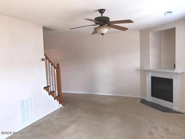 3 bed, 2.5 bath, 1457 sqft, $1,300 — Photo 2