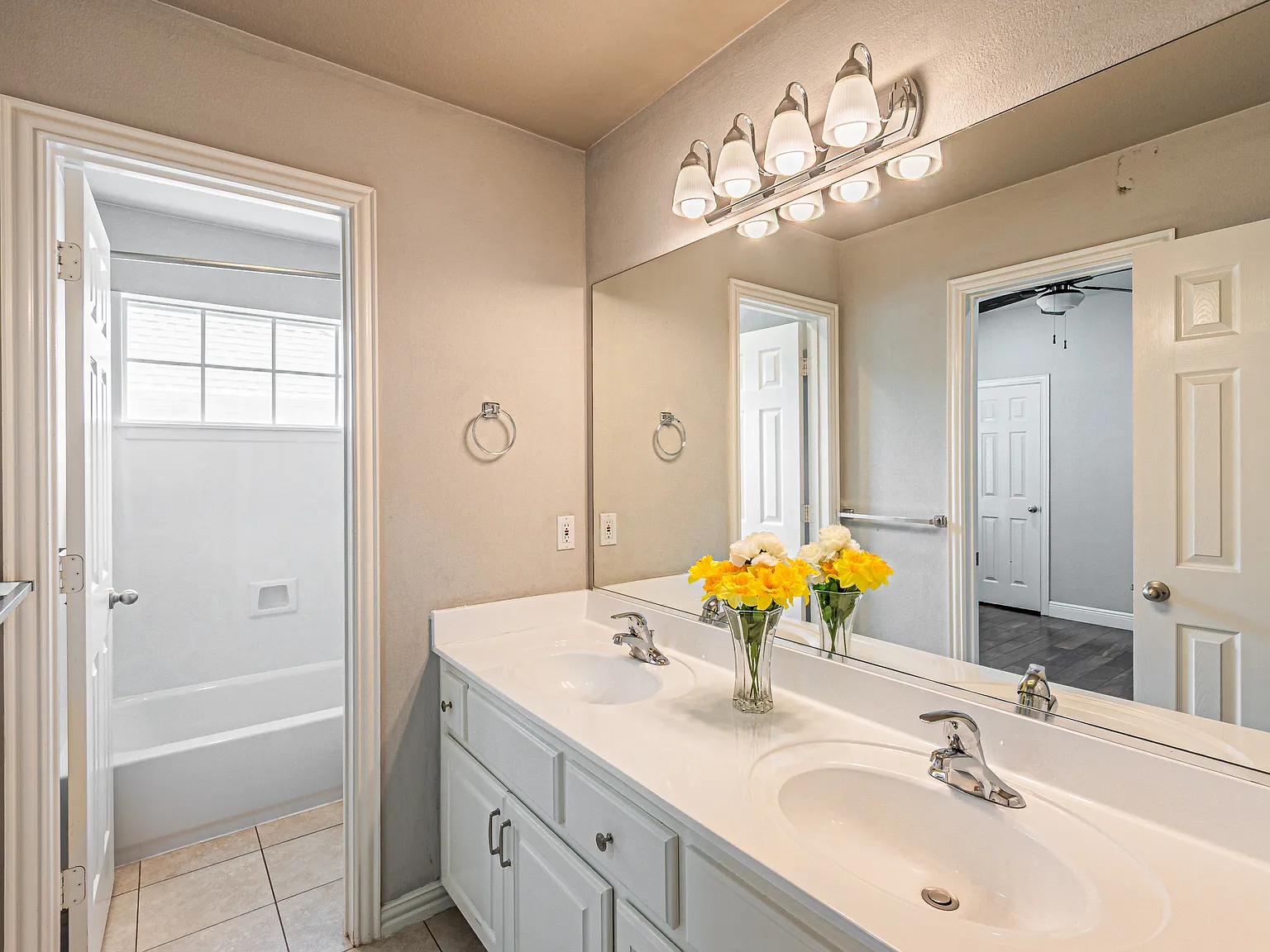 4 bed, 3001 sqft, $3,700 — Photo 3