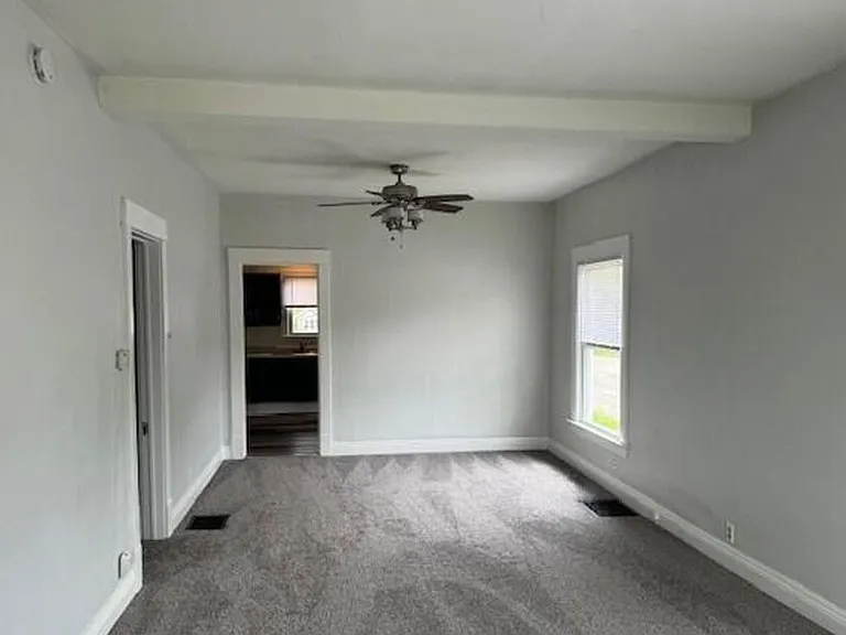 327 S Magnolia Ave — Photo 2