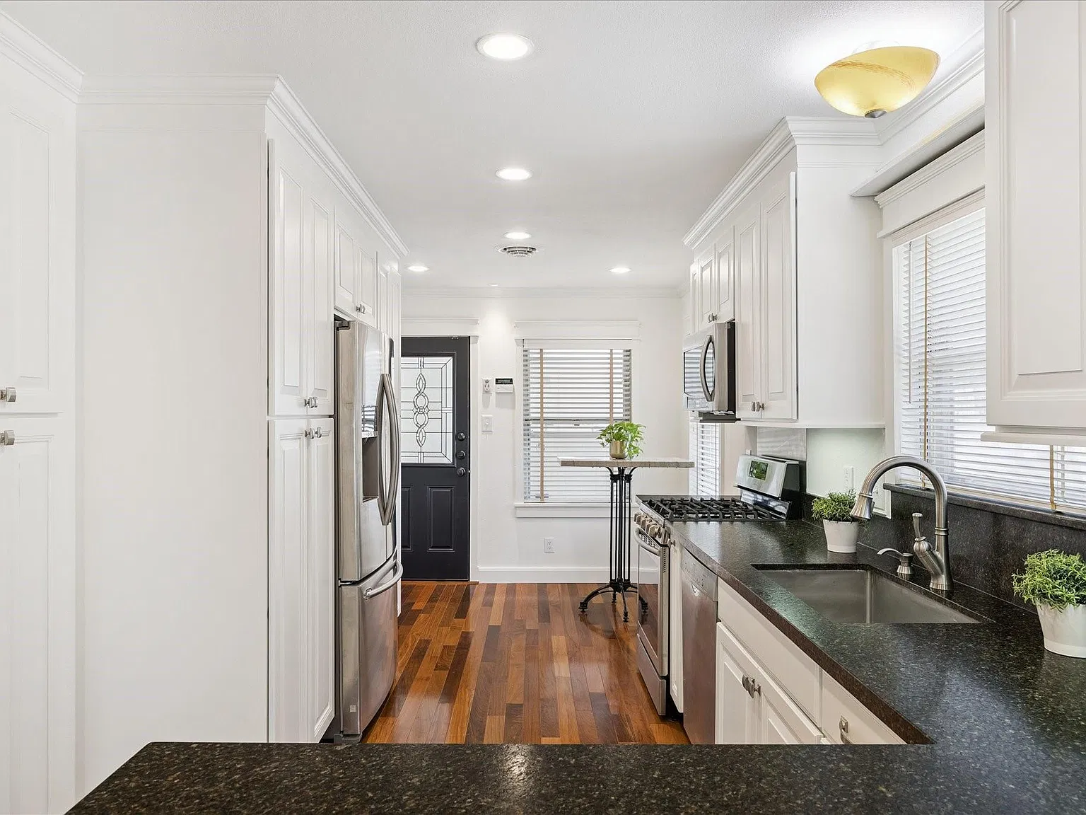 3 bed, 2.0 bath, 1493 sqft, $3,450 — Photo 3