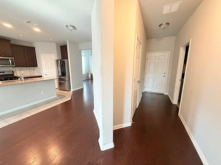 1009 Valley View Dr — Photo 8