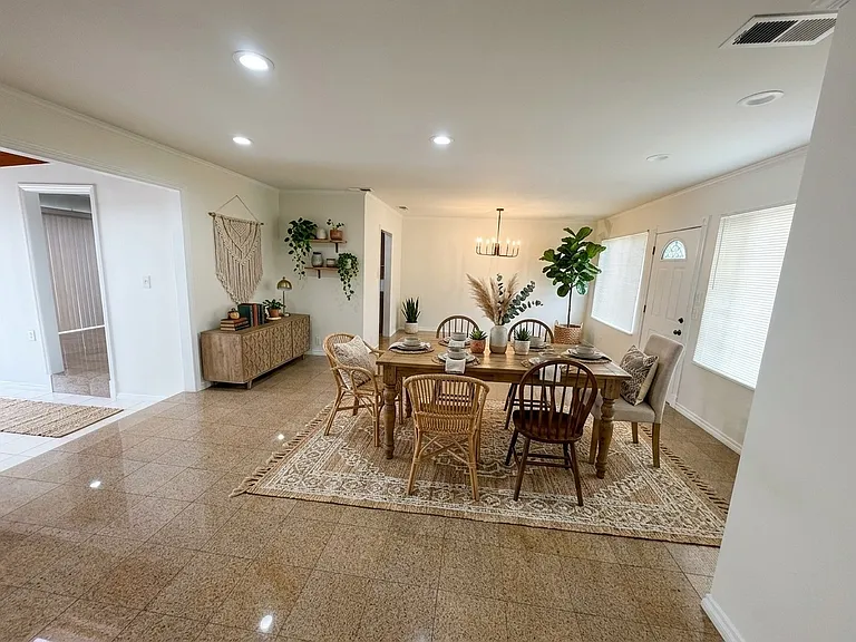 6836 Lindley Ave — Photo 3