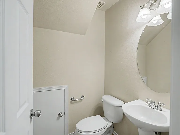305 Casting St SE — Photo 38