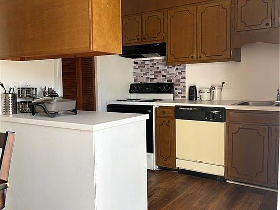 3rd image of 224 Northpoint Ave Unit E