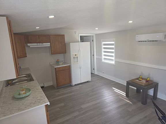 3rd image of 207 S Mount Carmel Rd