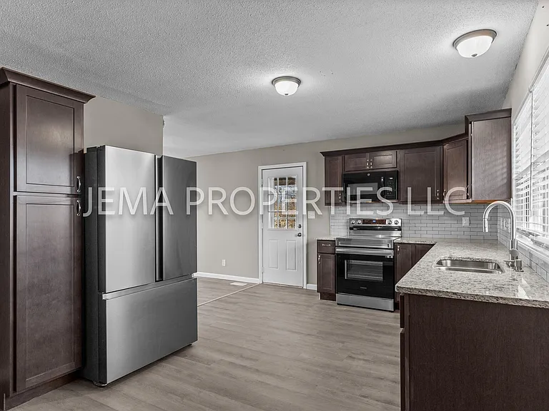 130 E Oak St — Photo 5