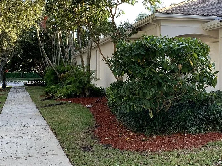 2518 Bay Pointe Ct — Photo 3