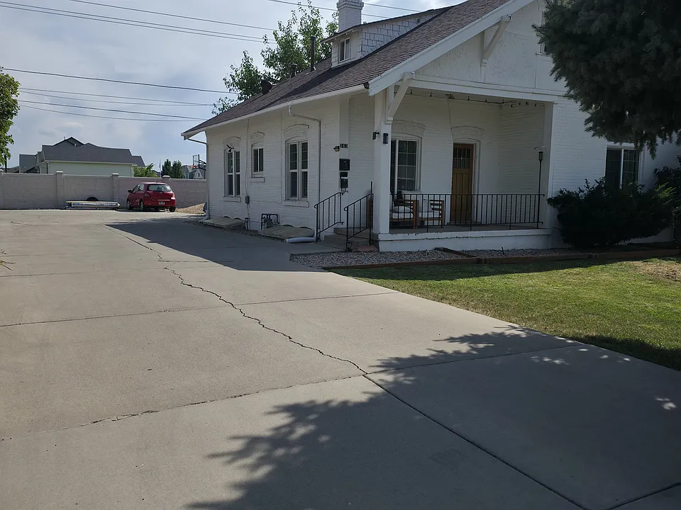 163 W 400th St S
