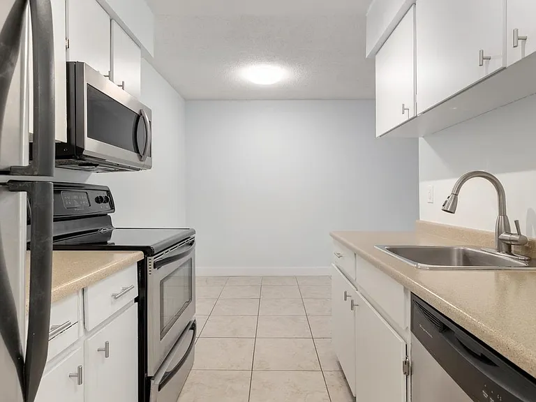 9857 Manchester Dr #407 — Photo 8