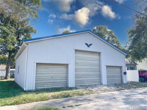 620 N Chestnut St, Litchfield, IL 62056