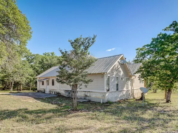 1951 DEER TRL, Floresville, TX 78114