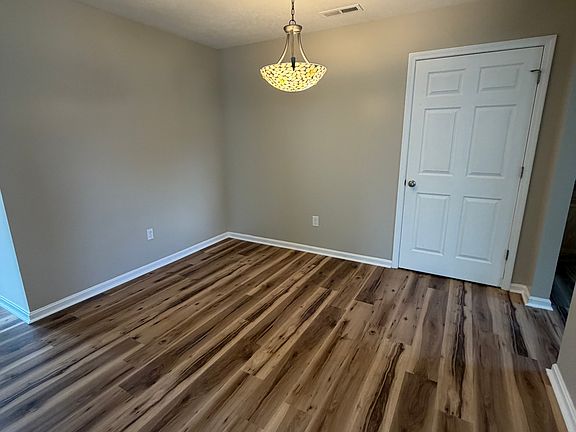 5th image of 910 Hall St