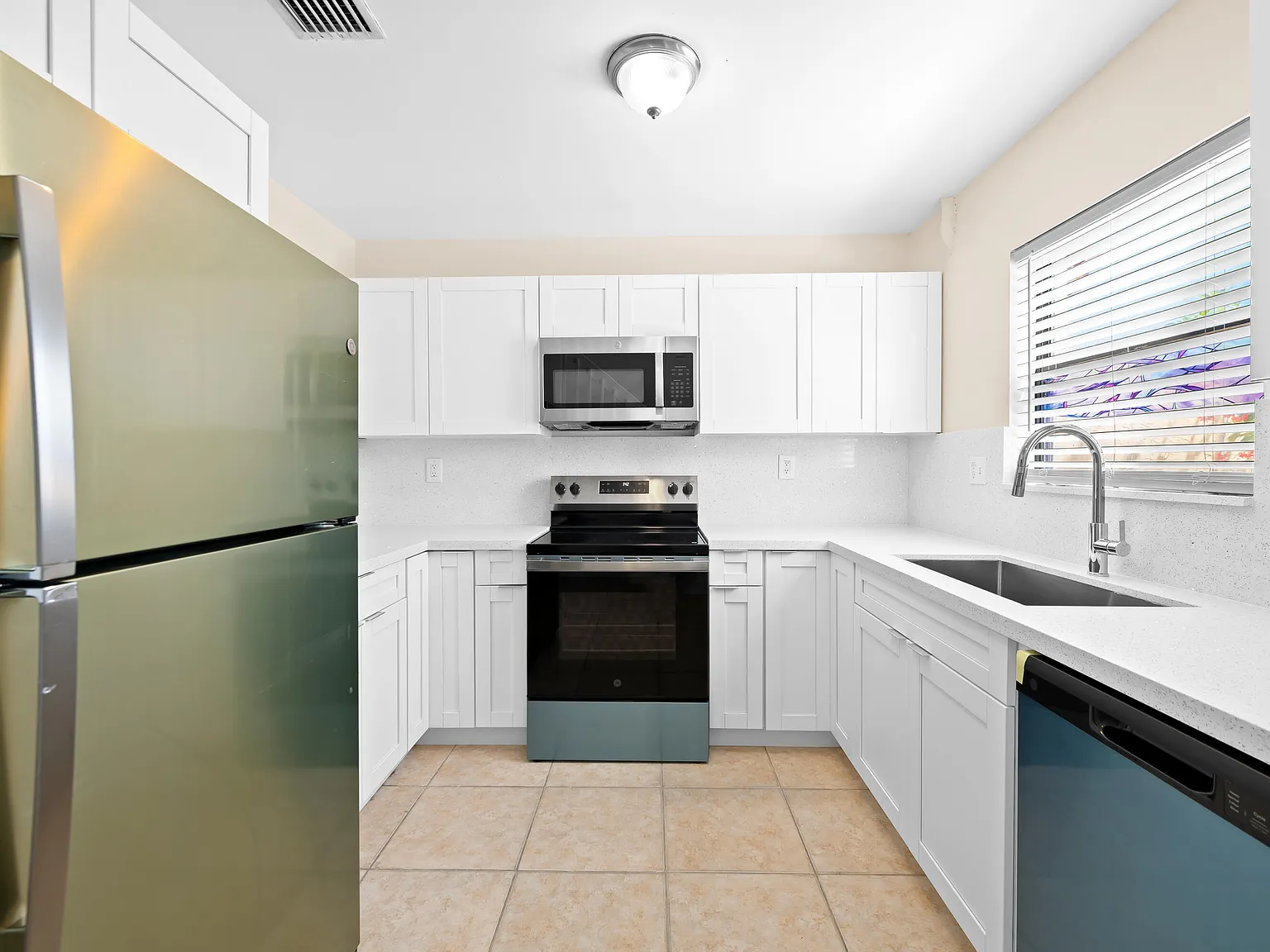 2 bed, 1.5 bath, 1020 sqft, $2,200 — Photo 2