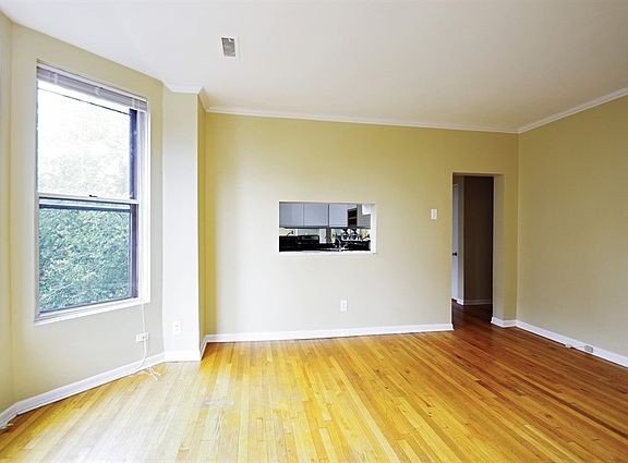 3rd image of 1051 W Barry Ave APT 3W