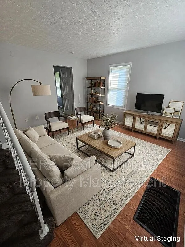 2 bed, 1.0 bath, 727 sqft, $900 — Photo 1