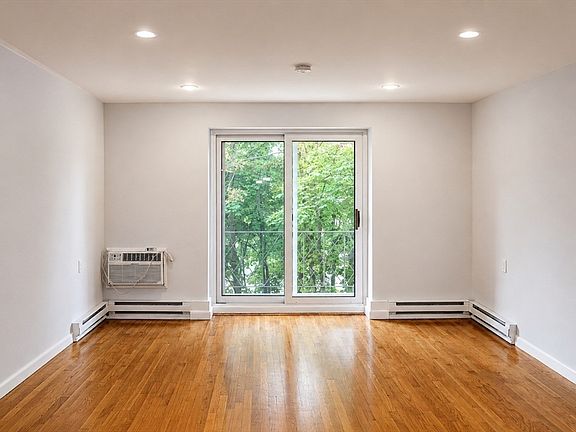 3rd image of 75 Waldemar Ave APT 202