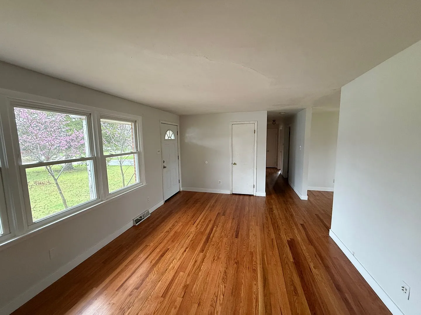 Charming 3-bed Home — Photo 3